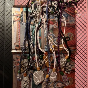 Handgjorda halsband - Handgjorda halsband som är gjort på garn, pärlor och natulig kvarts!  Skriv för mer info och bättre bilder❤️ 60kr st!!