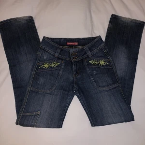 Jeans - Super coola ONEsinn jeans med fickor. Köpta second hand och är i bra skick om man bortser från slitage längst ner på jeansen. Dom är långa på mig som är 175 och skulle säga att de är ungefär storlek s. Ganska ”rak” passform:)