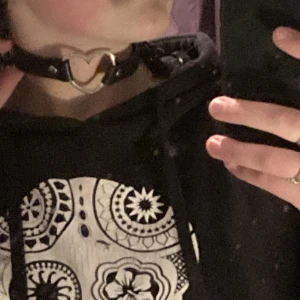 Choker - En choker jag har köpt på Tise men den kom aldrig till användning 🥺 Endast swish Kontakta mig om du är intresserad  