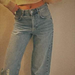Light washed jeans från BikBok.  Storlek: Waist 24, Lenght 32  Säljes då dem inte används längre.  Meddela vid intresse💌