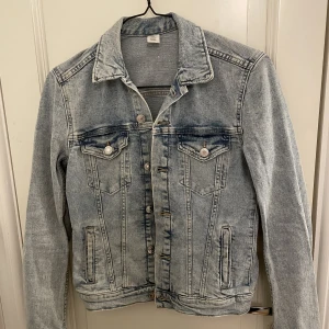 Jeansjacka  - Superfin jeansjacka från hm, använd ett par gånger men är fortfarande fin!💕