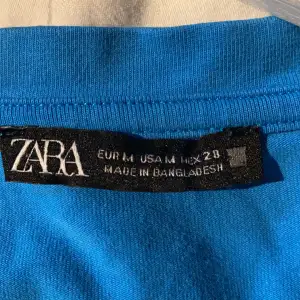 En super fin och gullig blå T-shirt från Zara. Den är liten i storleken så växte ur den fort. Knappt använd och är i fint skick. Köparen står för frakt