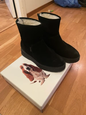 Vinterskor Hush Puppies - Bush puppies, fodrade vinterskor i svart mocka. Stl 38