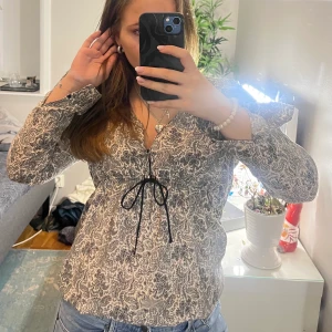 Blus - Söt blus med mönster🤍