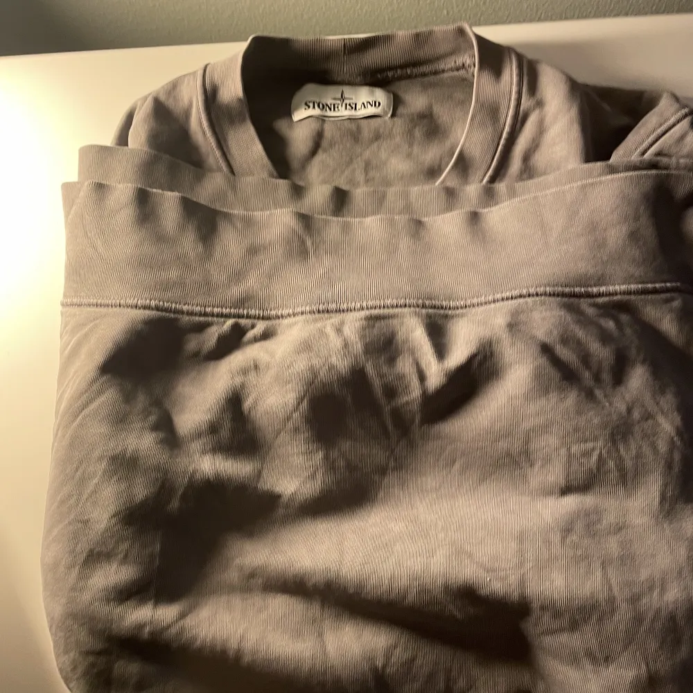 En grå Stone island sweatshirt. Storlek-L Skick-8/10 Original pris: 2000kr Mitt pris-1100. Tröjor & Koftor.