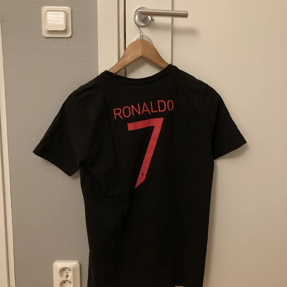 Ronaldo tröja köpt från Manchester United hemsida. Storlek 13/14y, men passar mig fortfarande då jag nu har storlek S. Riktigt bra skick men säljer pga av att den inte kommer till andvändning!. T-shirts.