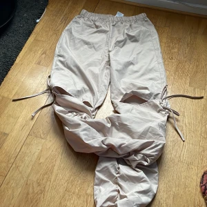 Byxor  - Från shein, storlek 38 men passar även en 36! Super snygga med scrunch på sidorna längst ner.