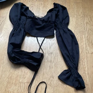 Topp med öppen rygg  - Storlek M men passar även en S! Från shein 