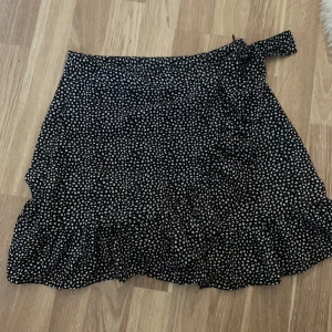 Volangkjol - Säljer min prickiga volangkjol i storlek xs. Köp för några år sedan och är endast använd fåtal gånger💕💕💕