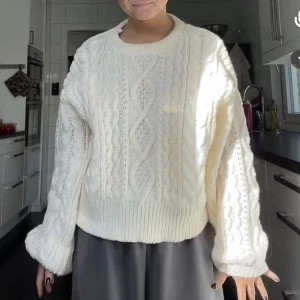 Stickad tröja  - Jätte mysig stickad tröja i en cream vit färg🫶🏽🫶🏽