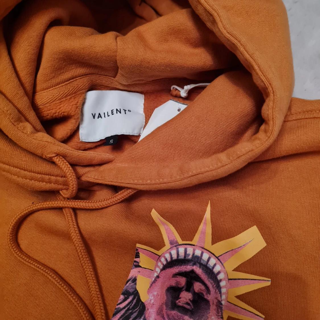Orange hoodie med tryck från Carlings - 91