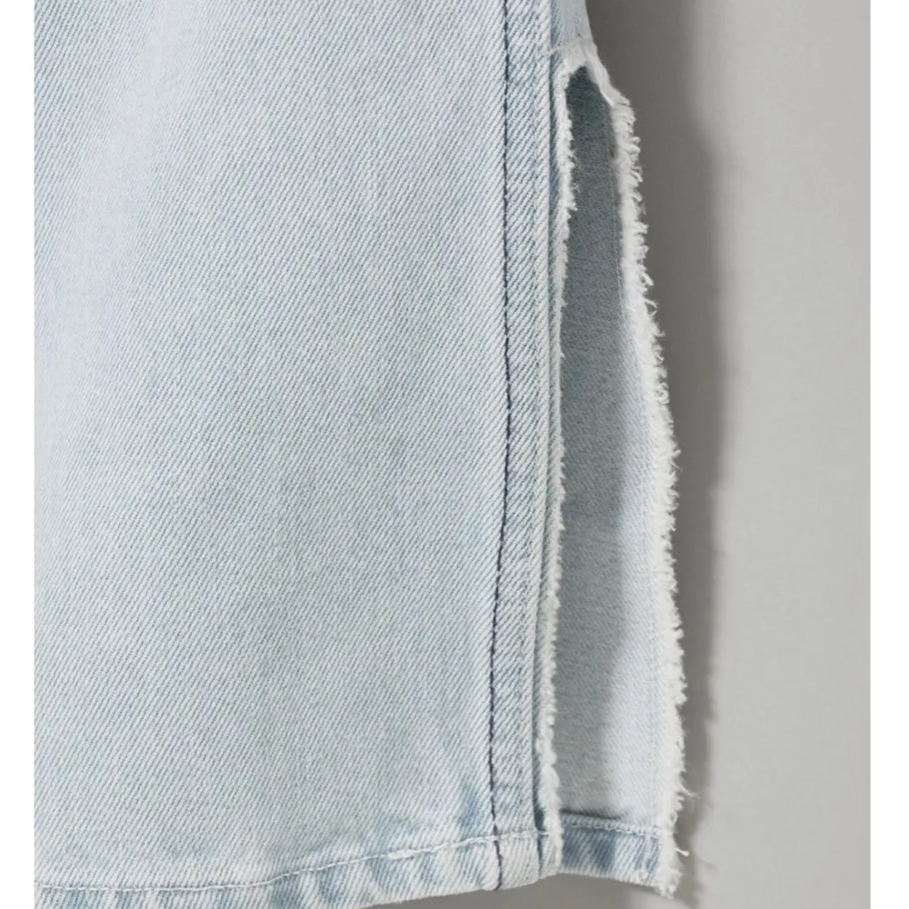 Ljusblåa jeans från weekday! Högmidjade med rak modell. Strl 24. Nypris 500 kr. Bilderna är lånade. Skriv för mer information! Köparen står för frakten💗. Jeans & Byxor.