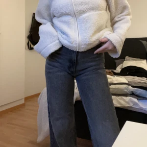 Jeans  - Säljer ett par jättesnygga gråa jeans ifrån monki. Modellen Yoko ”washed black jeans”. Storleken är 26 och passar mig bra som är 166 cm och brukar ha small/36 undertill💕