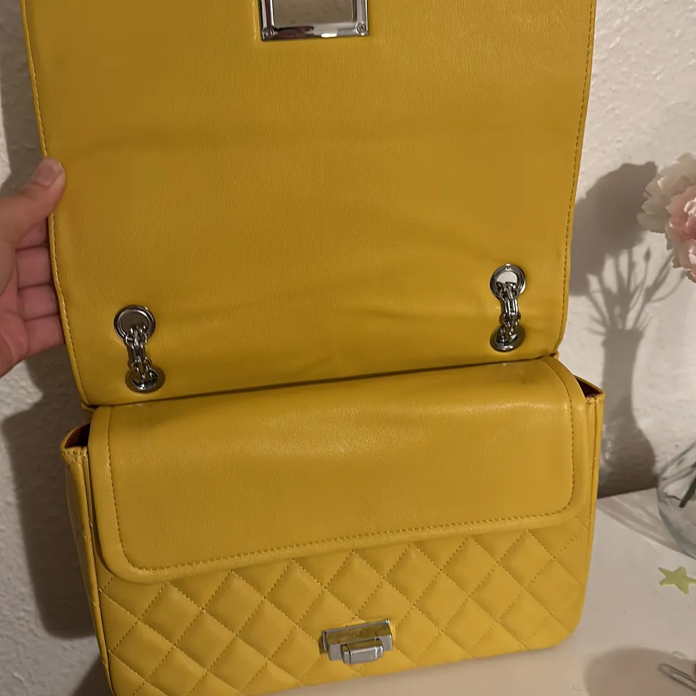 This preloved bag in white and yellow is used just 2 to 3 times condition is very good almost looks like a new.size of the bag is Long 29 cm height 19 cm depth of the bag is 9cm.. Väskor.