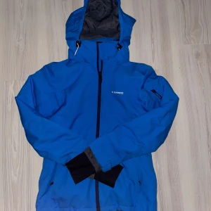 Skidjacka - Säljer min klarblåa skidjacka då jag har köpt nytt!! Jättefin och skön och inga defekter alls! 💙💙