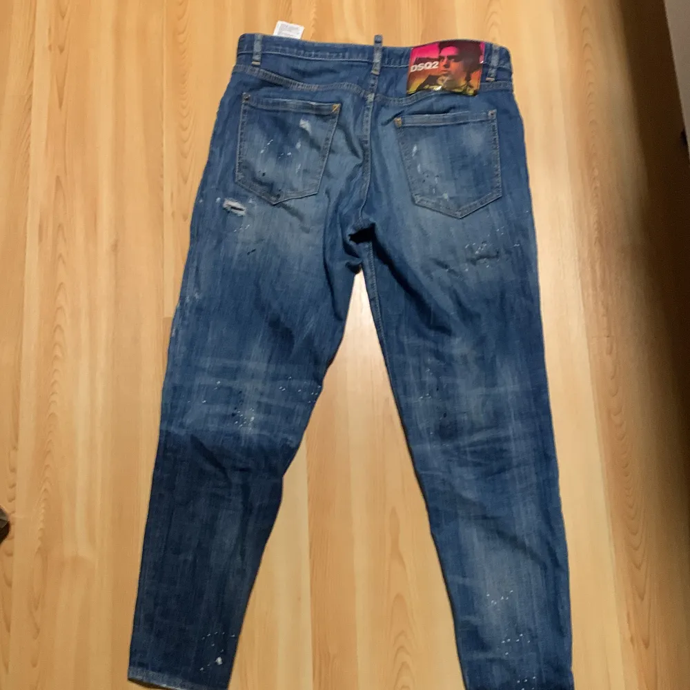 Jag säljer mina äkta  Dsquared2 för     dom är för korta för mig dom är storlek IT38 jag har andvändt dom 5 gånger jag köpte dom på nk. Skick 8/10. Jeans & Byxor.