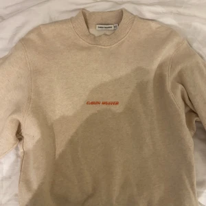 Carin Wester tröja - Superfin Carin Wester sweatshirt i nyskick. Storlek XS, säljer för 150kr. Köparen står för frakten:)