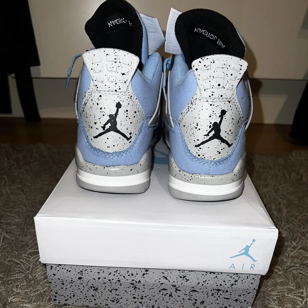 Jordan 4 university blue reps, strl 42. Skor.