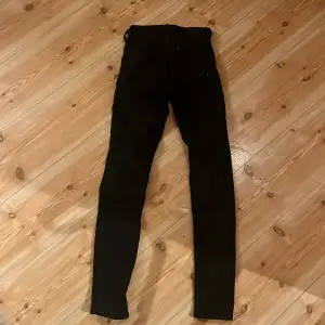 Svarta tighta jeans från Lee i storlek W24 L31. Fint skick