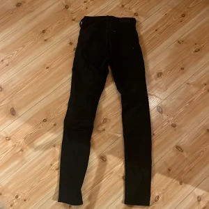 Jeans från Lee - Svarta tighta jeans från Lee i storlek W24 L31. Fint skick