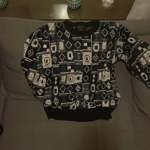 Tröja med mönster - Michael gerald tröja i storlek L men passar som en M, coolt mönster och skön, inga flaws