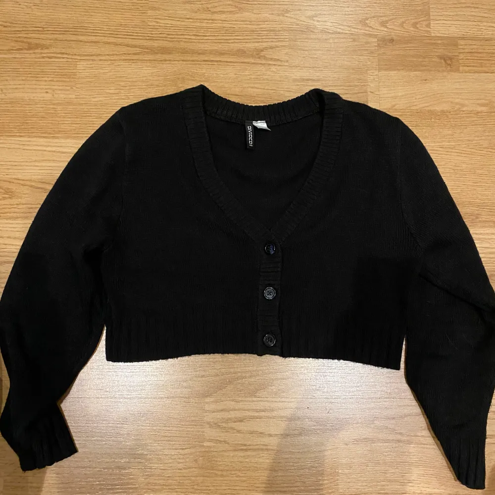 Stickad kroppad kofta/tröja i svart och storlek S från H&M, använd bara en gång . Stickat.