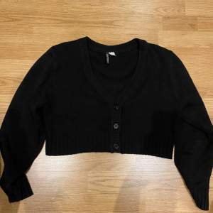 Stickad kroppad kofta/tröja i svart och storlek S från H&M, använd bara en gång 
