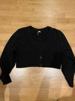 Stickad kofta - Stickad kroppad kofta/tröja i svart och storlek S från H&M, använd bara en gång 