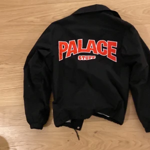 Palace Stuff jacka storlek M - Palace stuff jacka. Storlek M. Köpt 2020 från palace vårkollektion. Som ny. Svart med röd text. Pris kan diskuteras.