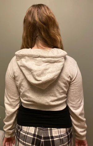 Grå/vit croppad sip hoddie  - Säljer denna super fina croppade hoddien. Perfekt för våren/sommaren, när det blir lite kallt på eftermiddagen. Säljer denna för att den är för liten för mig. Men älskar den så mycket, så söt.