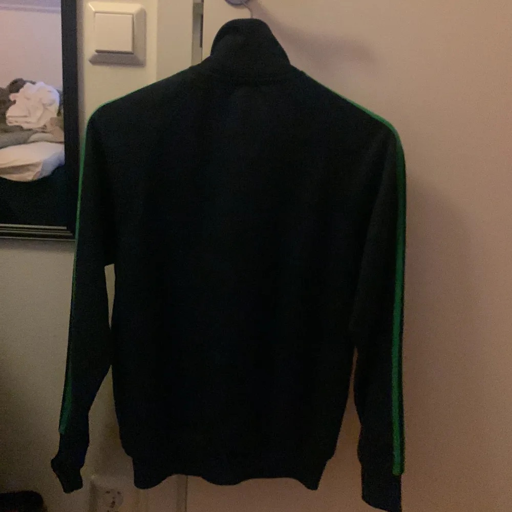 Snygg mörkblå fred perry tröja med gröna stripes  Storlek XS  250 + frakt. Tröjor & Koftor.