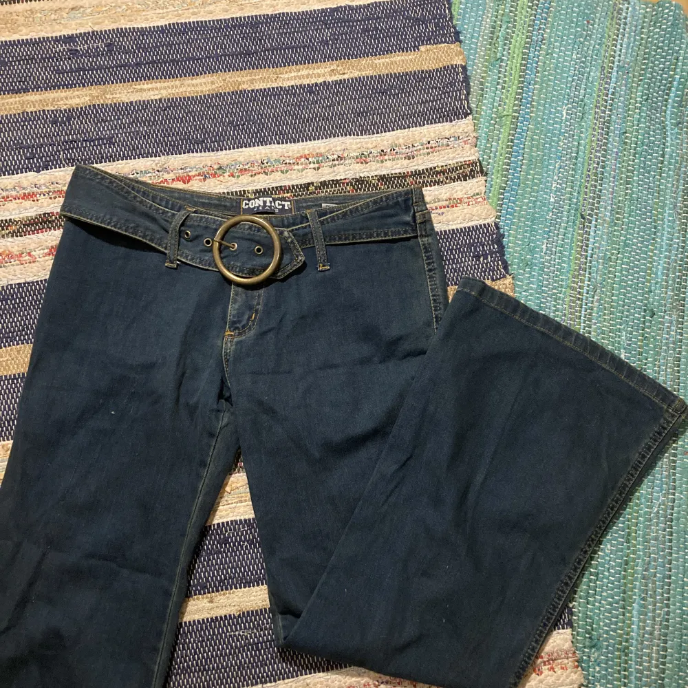 Skitsnygga Contact 70-tals jeans med inbyggt skärp. Väldigt utsvängda längst ner. För korta för mig som är 178. Stor 36 men passar nog lite. 38 också. Pris kan diskuteras.. Jeans & Byxor.