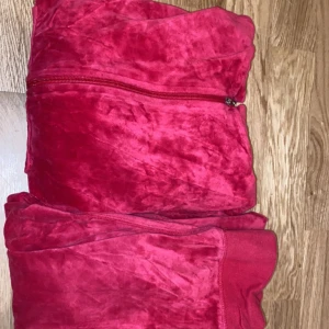 Mjukisdress  - Röd mjukisdress. Nyskick 