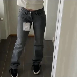 Zara low rise jeans - Säljer för de är för stora, storlek 38 men passade mig även när jag va storlek 36. De är lågmidjade och lite för långa på mig som är 166 men med skor funkade det! Pris kan diskuteras vid snabb affär