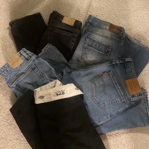 Jeans - Säljer två par low waist arrow jeans från WEEKDAY stl 23/30 och 24/30 för 200 kr st. Alla andra byxor är sålda nu så finns bara det två weekday jeansen kvar🫶