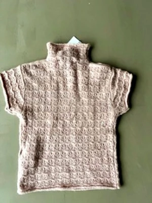 Ny stickad tröja Zara stl. S - Beställde en fluffig hålstickad blus/ tröja från Zara. 229 kr som också står på lappen.  Akryl, polyester,  ull och elastan. Som vanligt glömdes att spanska storlekarna är mindre så den blev för liten. Du får den för 90 kr inklusive frakt. Ett fynd! 