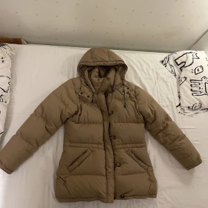 Boomerang dunjacka Alexandra  -  beige dunjacka, jacka, vinterjacka från boomerang. Modellen Alexandra, stl M. Superfint skick, inget att anmärka på.  Tryck ej på köp nu, frakt 109 kr