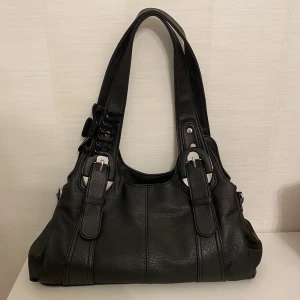 Väska - Cool vintage väska från Paris, jättebra kvalitet 💕(Finns ett långt band oxå)