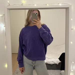Lila sweatshirt från Weekday som är lite croppad, dock inte kort då den är oversize.💜 Färgen är en kall, lite mörkare lila färg.