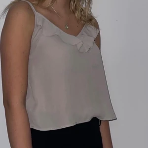 Pärlvit topp - Pärlvitt linne i stlk S🤍