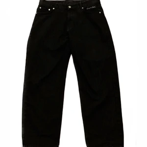 SWEET SKTBS-Big Skate - SWEET SKTBS-Big Skate Från junkyard. Väldigt bra skick. Nypris: 599kr Färg, svart⬛️ Storlek, M📏 44,5 cm I midjan, sida till sida📏 Ytterben 104,5 cm 📏