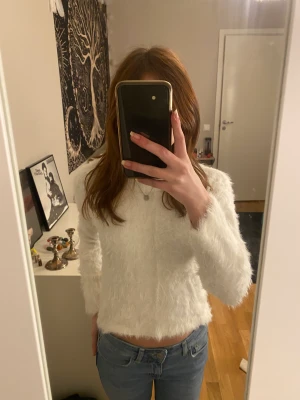 Fin vit fluffig tröja - Fluffig snygg tröja, använd men inga fläckat m.m