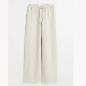 Linnebyxor  - Säljer dessa sjukt fina linnebyxor från H&M🤍dom är använda ett fåtal gånger och är i mycket bra skick🤍säljer då dom börjar bli korta på mig. Storlek S. Nypris 199kr men helt slutsålda på hemsidan🤍