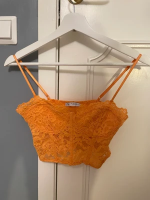 Zara topp - Säljer min fina zara korsett inspirerade topp. Superfin. Endast använd ett fåtal gånger! 
