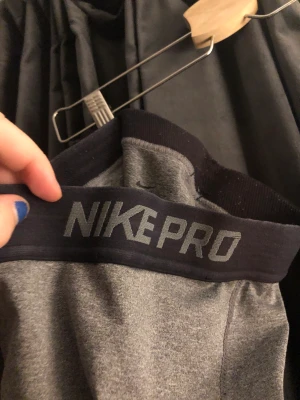 Grå Nike pro - Okej skick!!
