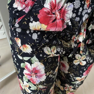 Blommiga Zara byxor  - Super fina och sköna byxor från zara. Dem är använda ett fåtal gånger och är i bra skick. Lite korta på mig som är 177cm 