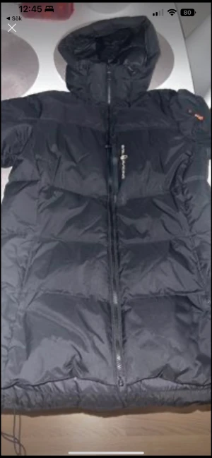 Vinterjacka - Sail racing jacka för dam i svart. Den har används några gånger men är i helt nyskick, ser ut som en helt ny. Storlek L