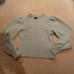 Långärmad  - En ribbad mintgrön långärmad tröja!