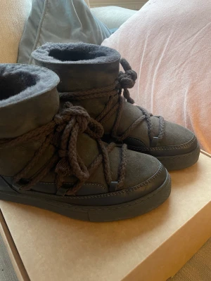 Grå Inuikkis  - Säljer helt nya Inuikkis pga för liten stl. Använda en gång alltså inget slitage.  Säljes för 1500 . Fler bilder finns. Kvitto och kartong finns. 