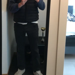 Gråa Jeans - Hugo Boss jeans köpta på NK för 1,6k smått använda i ca 1 år nu skick 8/10 tyvärr inget kvitto kvar på detta därför priset.